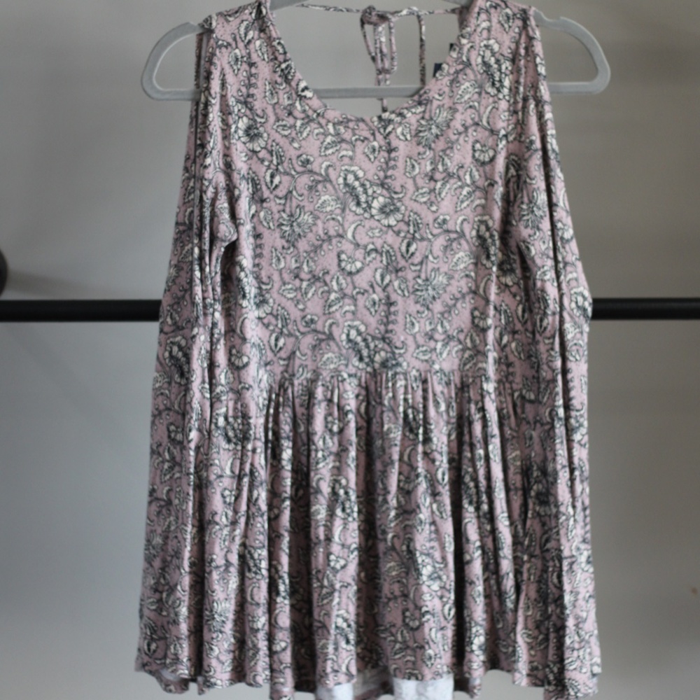American eagle, dusty purple paisley, soft & sexy cold shoulder top, size XS
